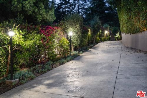 1732 Bonita Vista Dr, La Canada CA  91011-1614 exterior