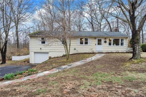 5 Parkwood Dr, Gales Ferry, CT 06335-1634