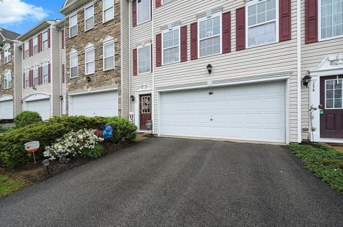 136 Lockheed Dr, Moon Twp, PA 15108-2406