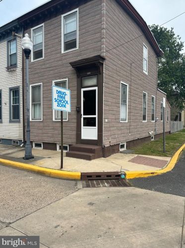 228 King St, Gloucester, NJ 08030-1424