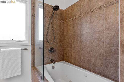 5904 Canning St, Oakland CA 94609-1306 exterior