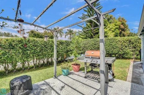 305 4th Ter, Dania Beach FL  33004-4714 exterior