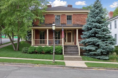 32 Irvine Park, Saint Paul, MN 55102-4403