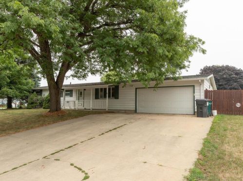 3 Hillcrest Ct, Pine Island, MN 55963-9113