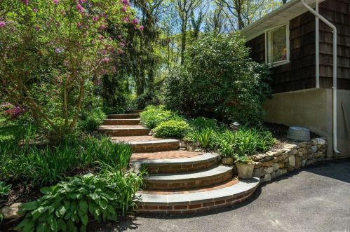 4 Pleasant Dr, Strongs Neck, NY 11733-1919