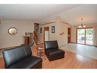 1565 Knoll Dr, Saint Paul, MN 55126-8581