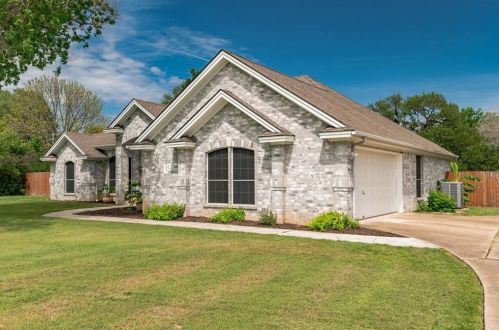 602 Leisurewoods Dr, Creedmoor, TX 78610-2622