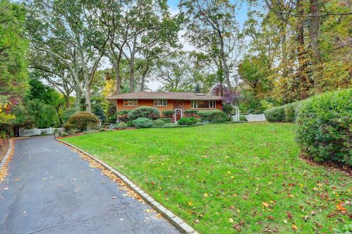 4 Rugby Ct, Northport, NY 11768-1118