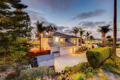 601 Marazon Ln, Vista, CA 92081-6359