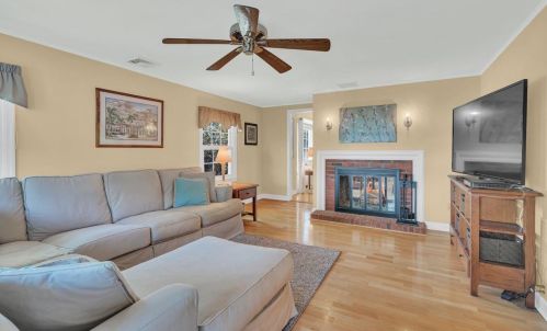 33 Pelican Rd, Middletown NJ  07748-3237 exterior