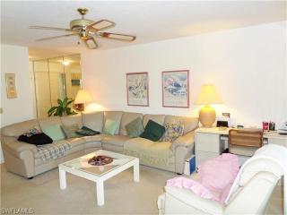 656 Wiggins Bay Dr, Naples, FL 34110-6021