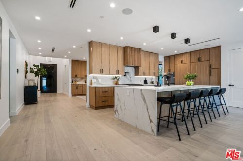 12600 Emelita St, North Hollywood CA  91607-1017 exterior