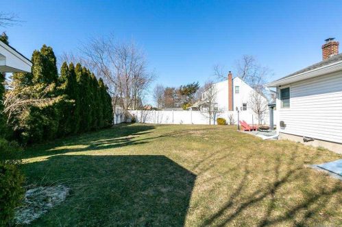 231 44 St, North Lindenhurst NY 11757-2307 exterior