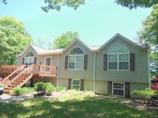 224 Country Rd, Gordon Heights, NY 11763-1634