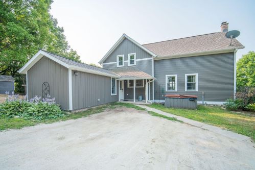 2246 Paradise Dr, West Bend, WI 53095-8502