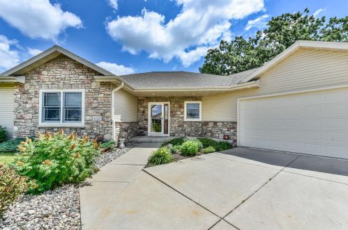 634 Augusta Dr, Mukwonago, WI 53149-9452