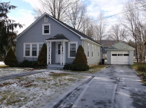31 Bruce St, Walton, NY 13856-1252