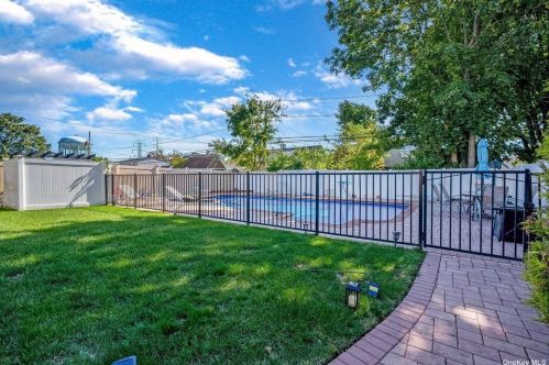 3680 Stokes Ave, Bethpage NY  11714-4132 exterior