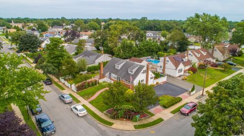 3208 Harvest Rd, North Wantagh, NY 11793-2510
