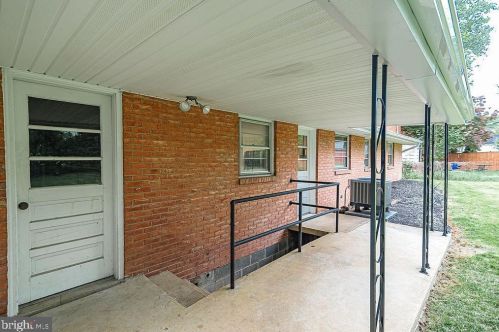 415 Liberty St, Charles Town WV  25414-1827 exterior