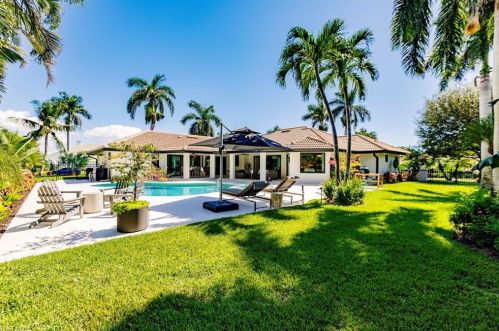 579 Neapolitan Way, Naples FL  34103-8567 exterior