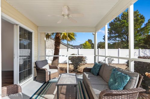 4 Lakeside Dr, Bluffton SC  29910-8015 exterior