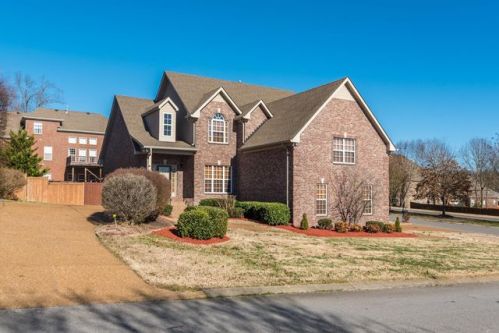 1053 Mansker Farm Blvd, Hendersonville, TN 37075-2097