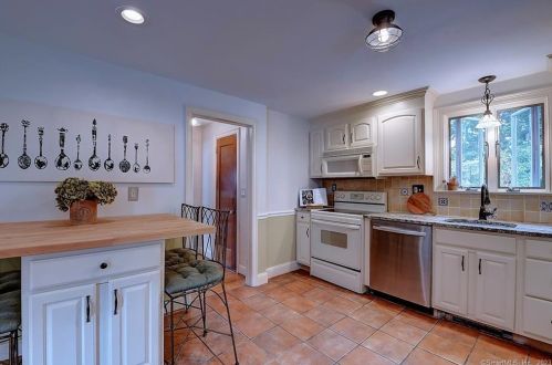 68 Princeton St, Manchester, CT 06042-3610