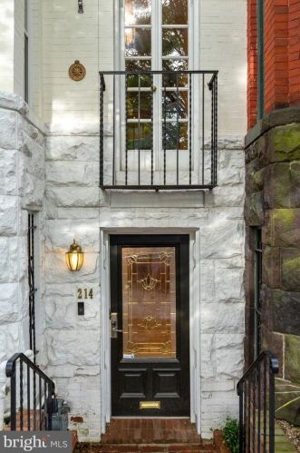 214 11th St, Washington, DC 20002-6218