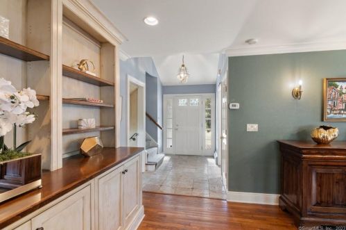 57 Midrocks Dr, Norwalk CT 06851-1626 exterior