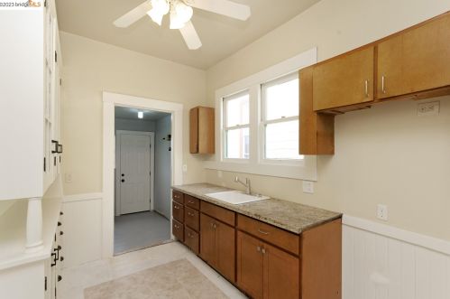 2509 Filbert St, Oakland CA 94607-2920 exterior