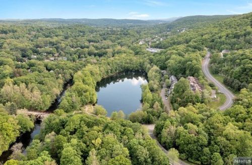 47 Hunters Run, Oakland NJ  07436-2346 exterior