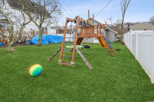 485 8 St, North Lindenhurst NY 11757-5521 exterior