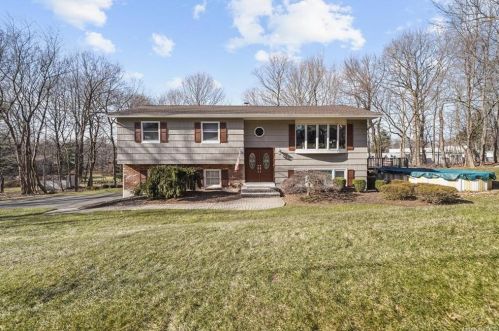 7 Amundsen Ln, Airmont, NY 10901-7512