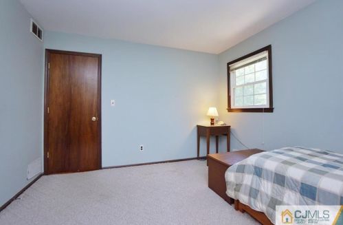 18 Hamilton Dr, East Brunswick NJ  08816-2709 exterior