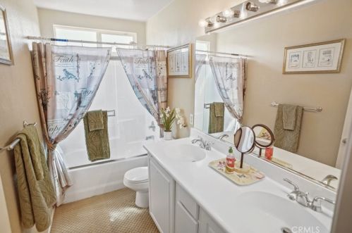 43652 Rialto Dr, Lancaster CA 93535-6156 exterior