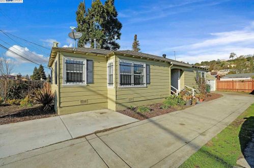 8920 Hillside St, Oakland, CA 94605-3942