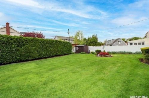 35 Walsh Ln, Westbury NY  11590-1029 exterior