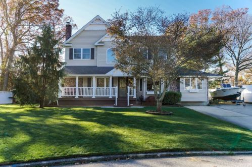42 Craig Pl, Islip Terrace, NY 11752-1904