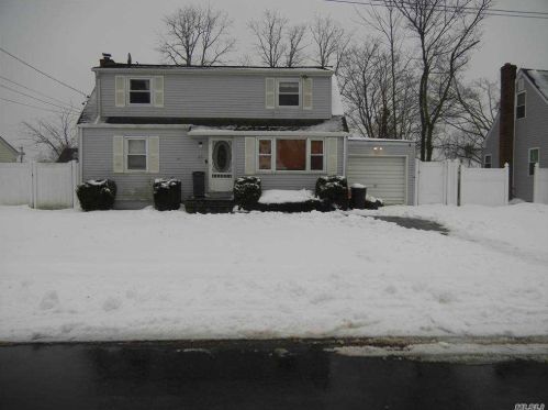 416 17th St, Babylon, NY 11704-2603