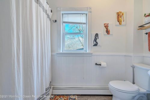 914 Central Ave, Tinton Falls NJ  07712-5735 exterior