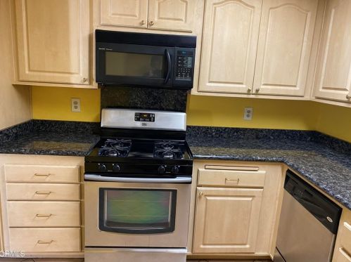 135 Sonoma Ln, Santa Paula, CA 93060-2661