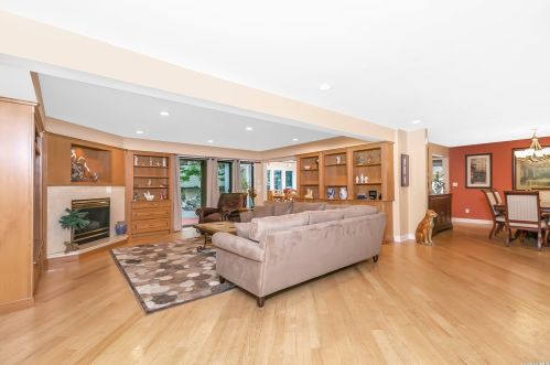 22 Stonywell Ct, Huntington Station NY  11746-5423 exterior