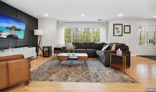 1 Springwood Ter, Kinnelon NJ  07405-2166 exterior