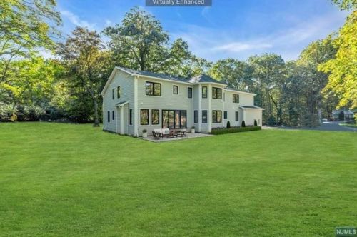 39 Pinehill Dr, Upper Saddle River NJ  07458-1927 exterior