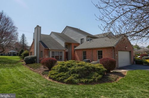 14 Cambridge Dr, Swatara, PA 17033-2181