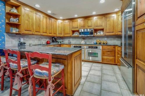 147 Foxwood Dr, Muttontown NY  11753-1121 exterior