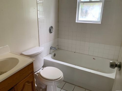 632 Roman Ave, Westbury NY  11590-3548 exterior