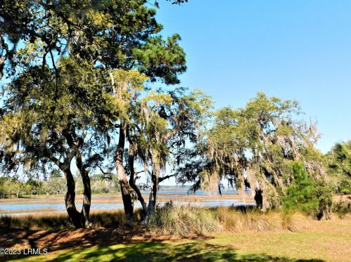 97 Tuscarora Ave, Beaufort, SC 29907-1140