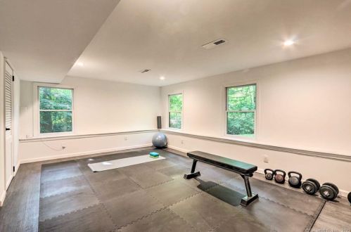 8 Tulip Tree Ln, Norwalk CT  06851-1409 exterior